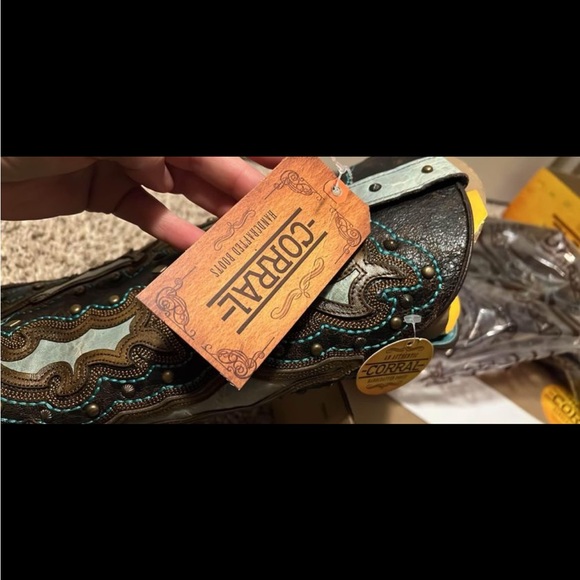 SOLD Women’s coral boots - Picture 3 of 4